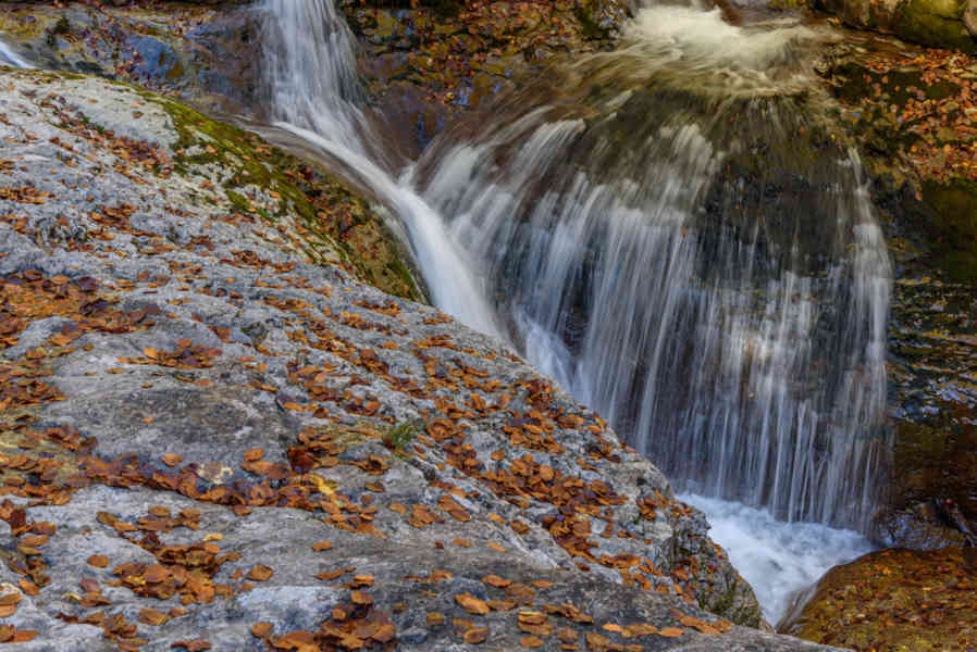 Huesca - parque nacional de Ordesa y Monte Perdido - valle de Añisclo 76 - cañon de Añisclo - rio Aso - salto de agua.jpg